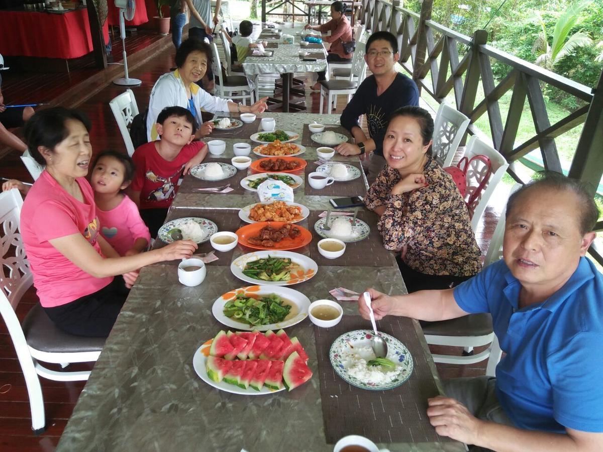 Benarat Lodge Mulu Buitenkant foto